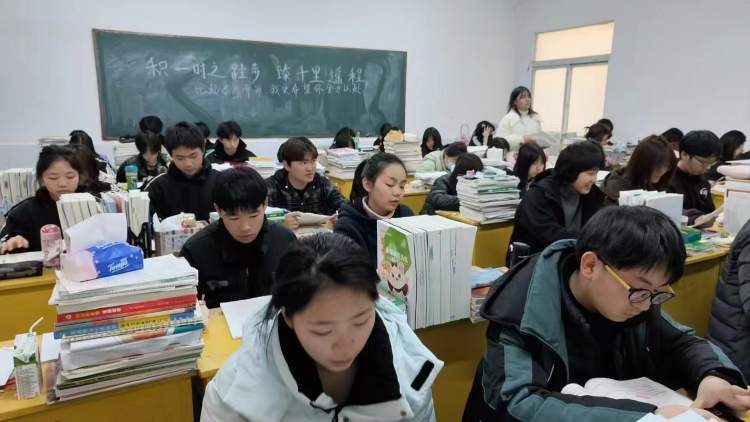 武汉华中艺术学校高考复读中心2025年招生简章